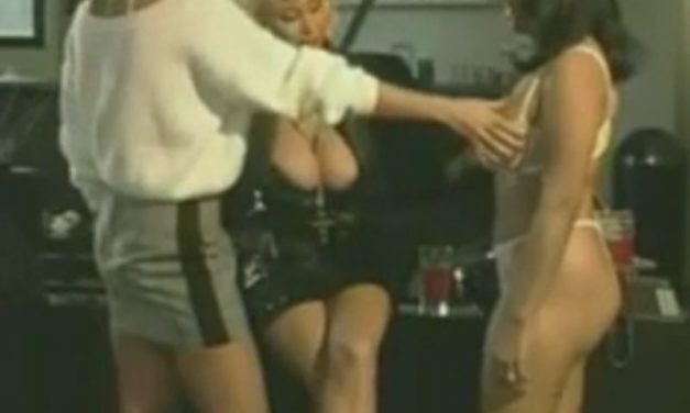 Lesbische erotiek, retro vrouwen hebben een opwindend lesbisch trio