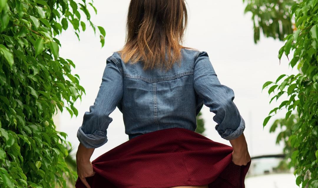 Rokjesdag, knappe brunette is er alvast aan begonnen