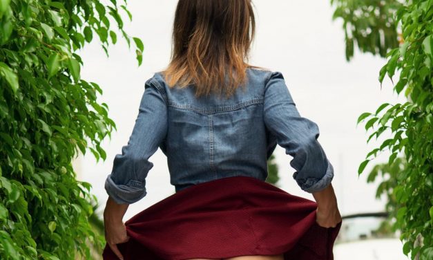 Rokjesdag, knappe brunette is er alvast aan begonnen