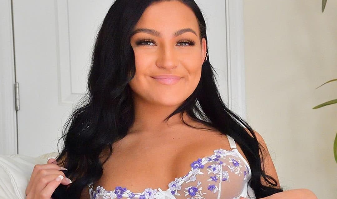 Mila steekt een vrij grote vibrator in haar kutje