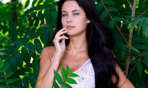 Naakte Vrouwen, het is lente, mooie vrouwen buiten bloot