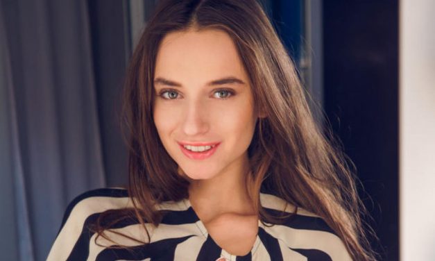 Gloria Sol gaat naakt in de kleedkamer