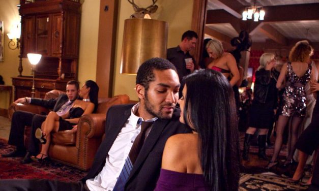 Geile blonde Journaliste, 26 jaar uit Denemarken, doet mee aan de sex op een swingers club