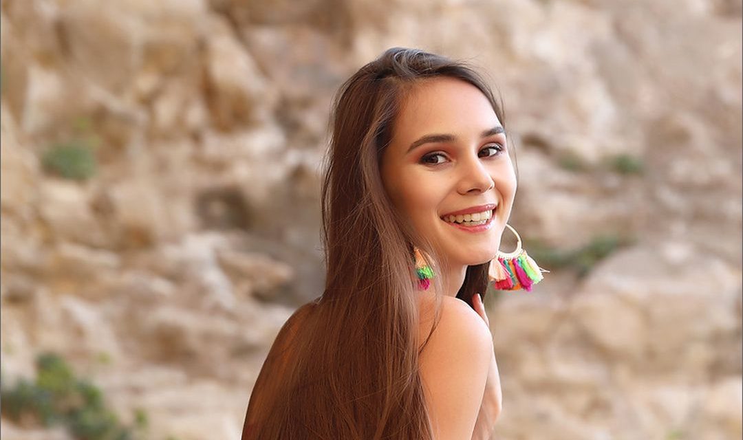 Leona Mia ligt mooi naakt te zijn op de rotsen bij de zee