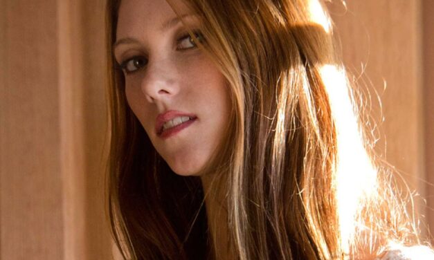 Shae Snow, lange sokken, heeft een lekker en sexy kontje