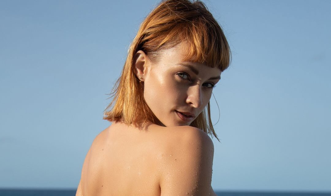 Heerlijk naakt, April geeft zichzelf water in de Jacuzzi