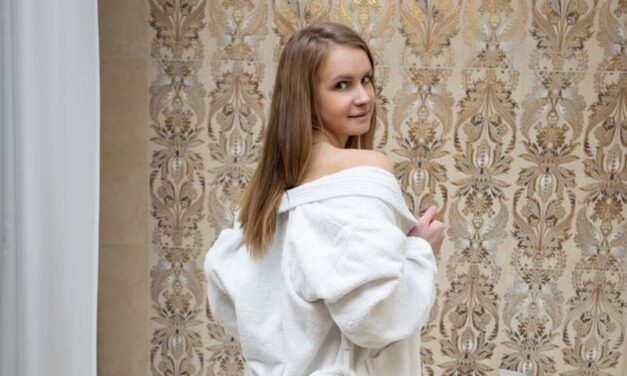 Kori gaat in bad, natuurlijk doet ze dat naakt