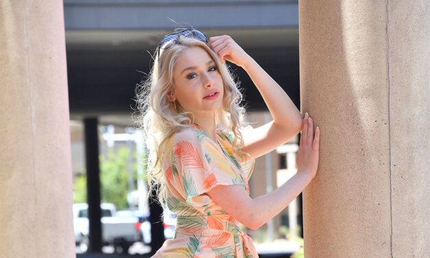 Scarlett, verleidelijk in een zomerjurkje en masturberen