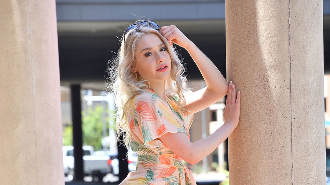 Scarlett, verleidelijk in een zomerjurkje en masturberen