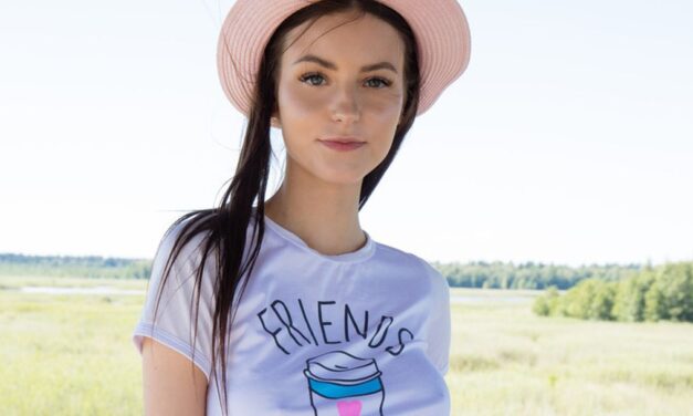 Tiener met grote borsten gaat naakt en speelt op haar gitaar