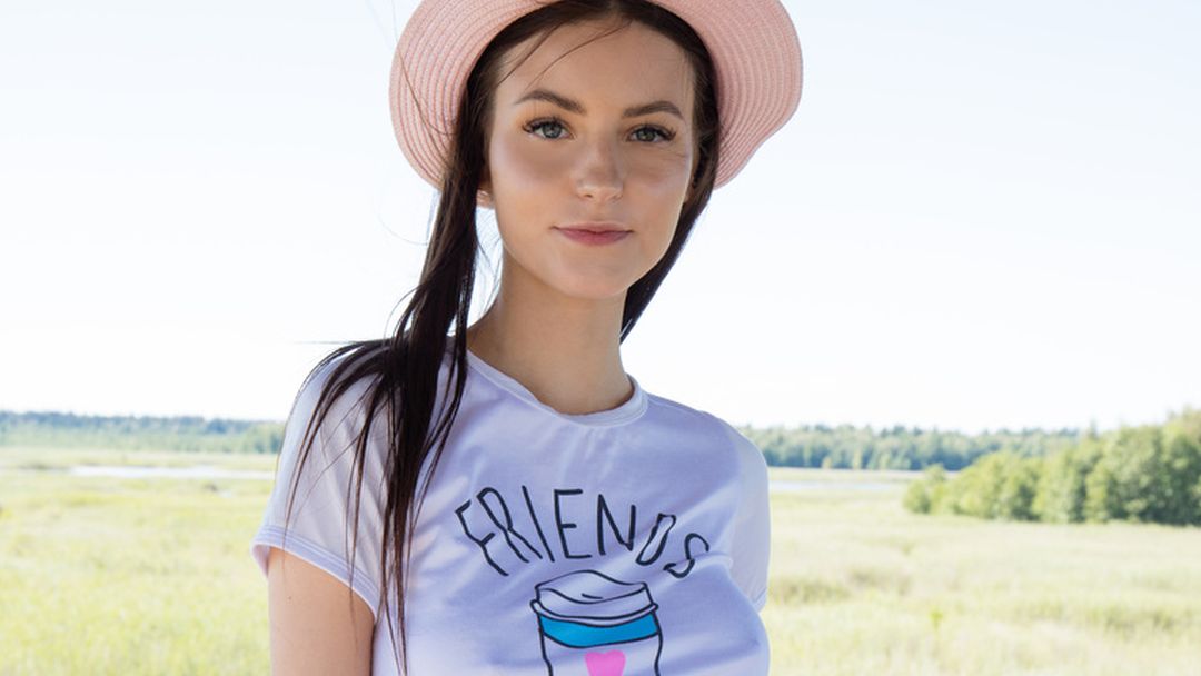 Tiener met grote borsten gaat naakt en speelt op haar gitaar