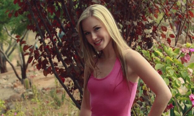 Kort roze zomerjurkje, Jewel doet een striptease in de tuin