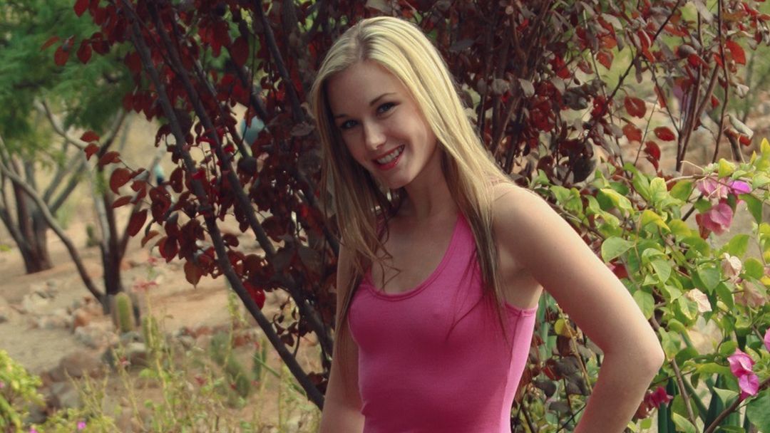 Kort roze zomerjurkje, Jewel doet een striptease in de tuin