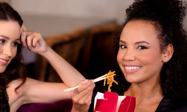 Twee jonge vrouwen hebben lesbische sex