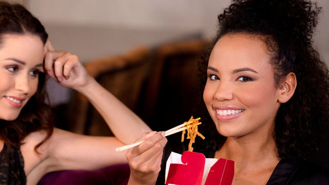 Twee jonge vrouwen hebben lesbische sex