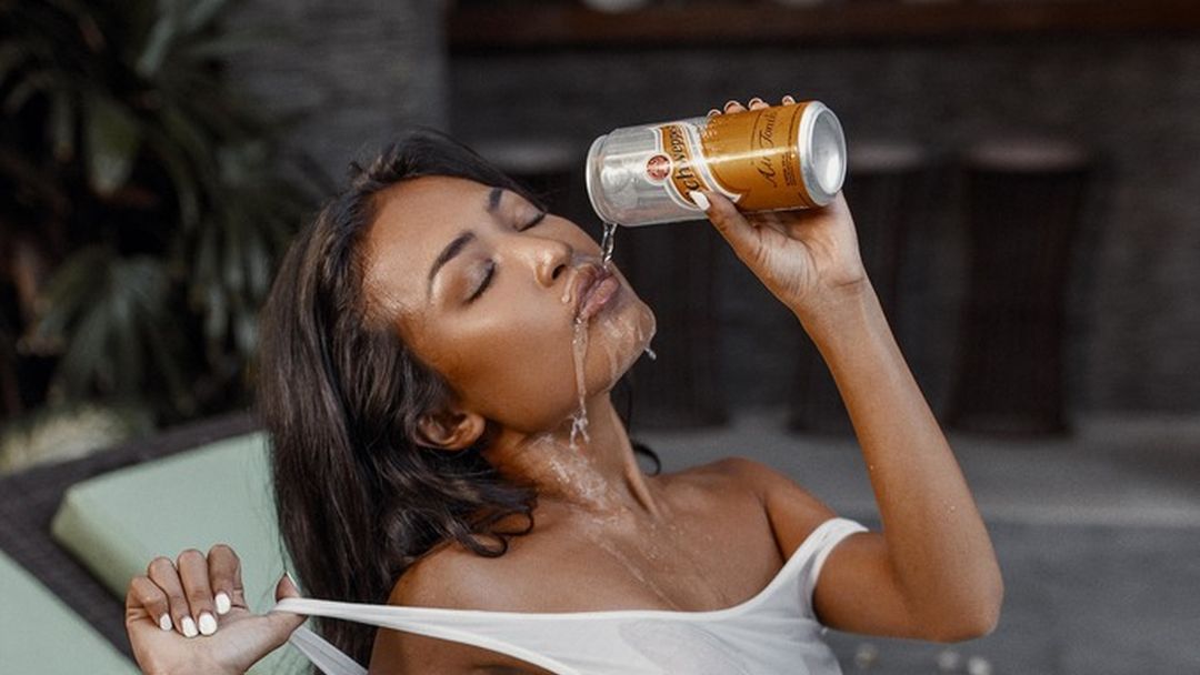 Erza, knappe getinte vrouw heeft een heel lekker kontje