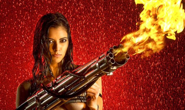 Een vlammenwerper en een geile knappe vrouw die halfnaakt is