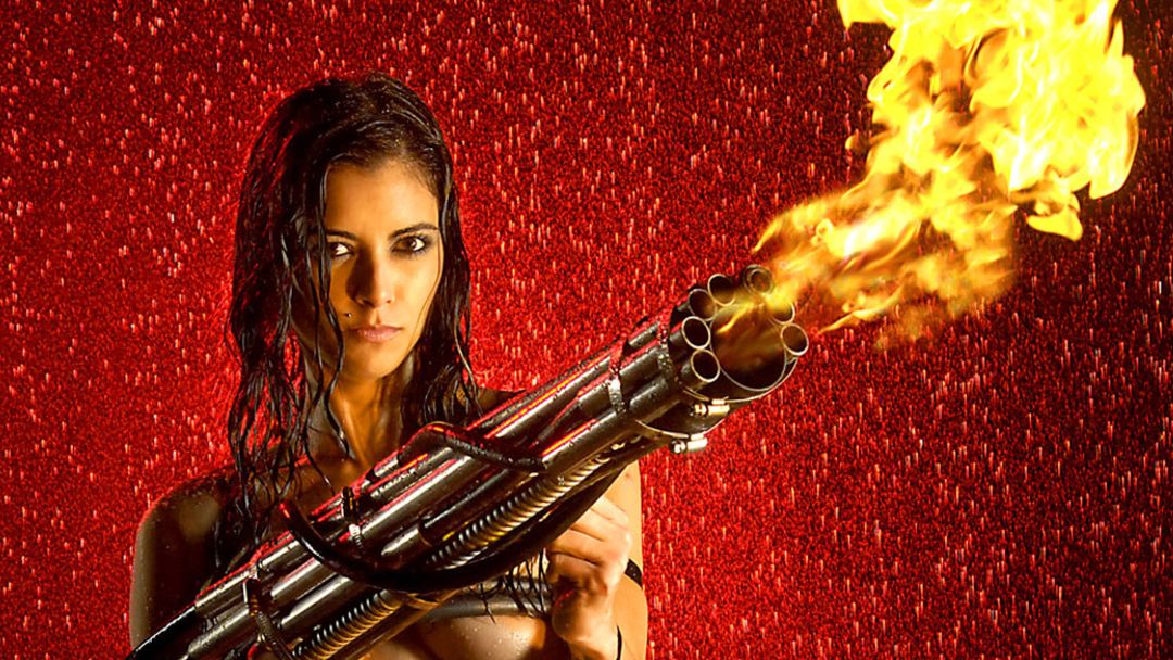 Een vlammenwerper en een geile knappe vrouw die halfnaakt is