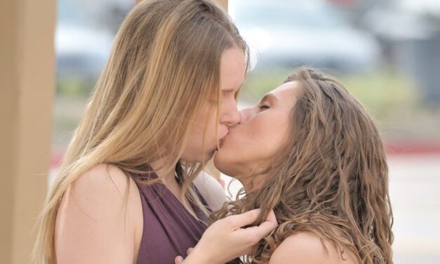 Neuken in het openbaar, in het centrum van de stad, aan een drukke weg