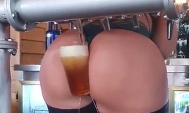 Fijne kroeg, bier wordt  tussen de billen geserveerd