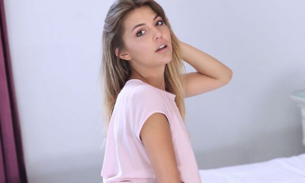 Lindsey T, mooi naakt op bed