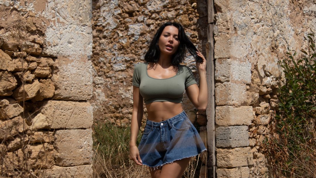 Claire gaat op vakantie, zou ze bloot gaan?