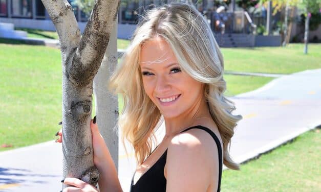 Blondje van hiernaast, Sveda, gaat naakt