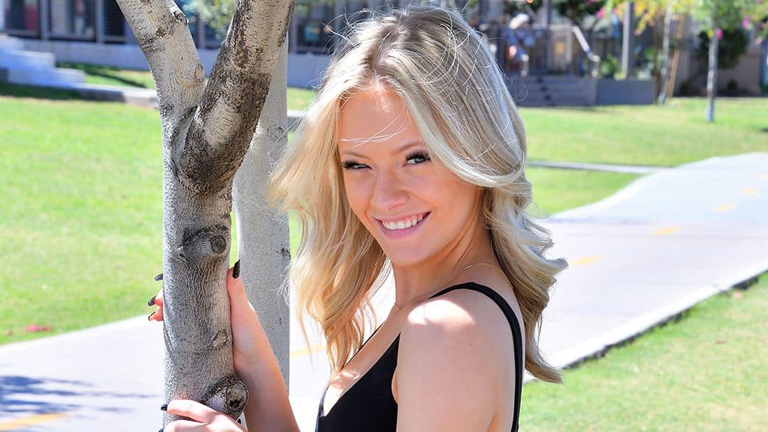 Blondje van hiernaast, Sveda, gaat naakt