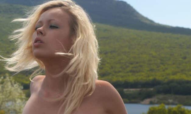 Vlada B, blond en kleine borsten, naakt op een brug