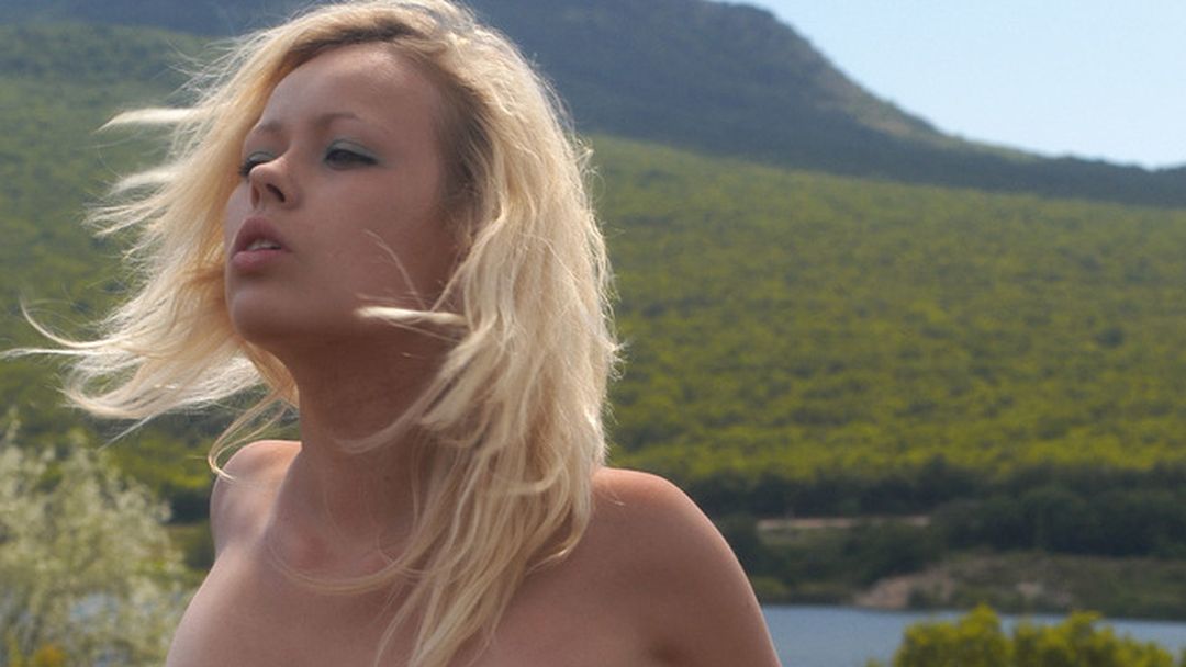 Vlada B, blond en kleine borsten, naakt op een brug