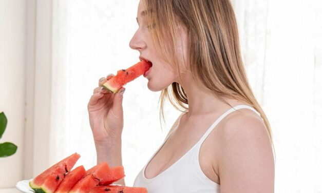 Mia Li, naakt en met haar benen wijd op het aanrecht