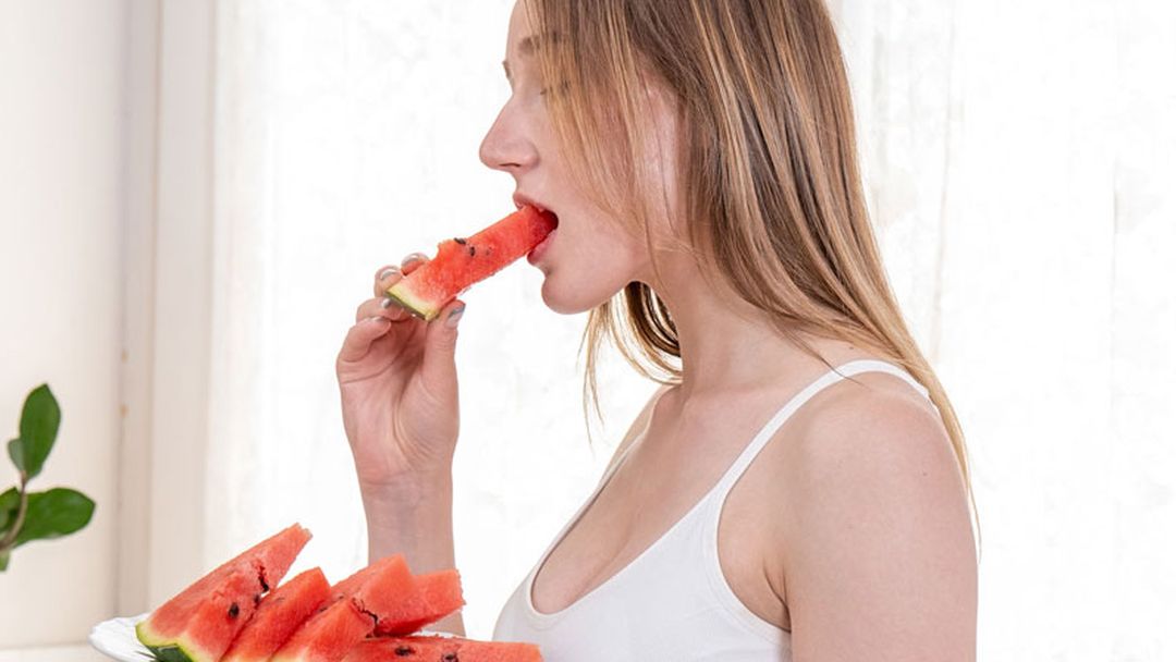 Mia Li, naakt en met haar benen wijd op het aanrecht