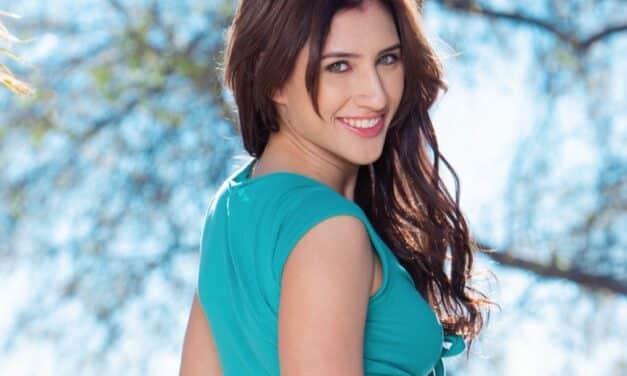 Naakte vrouwen, van een knappe tiener tot een milf huisvrouw