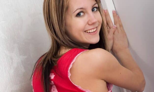 Vlotte jonge vrouw met kleine borsten is nogal lenig