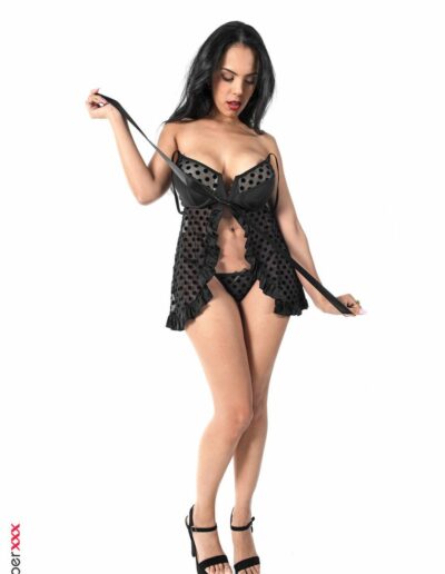 Latina houdt van pijpen op het strand