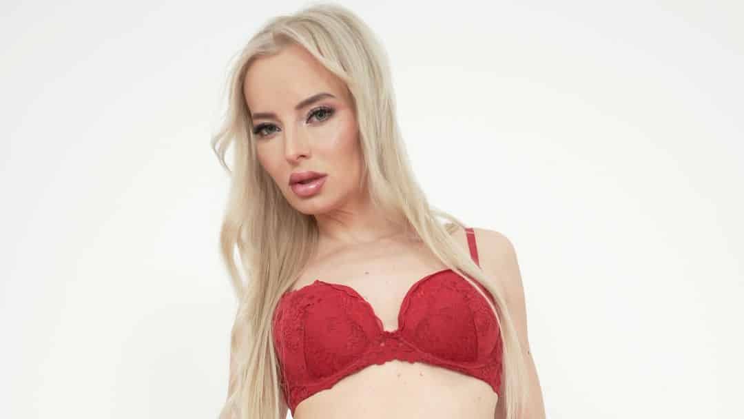 Lekkere slanke milf heeft een mooi rood lingeriesetje aan