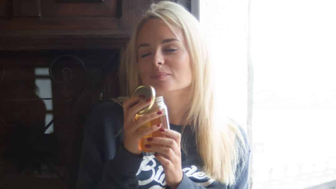 Rhian Sugden heeft iets met naakt honing eten