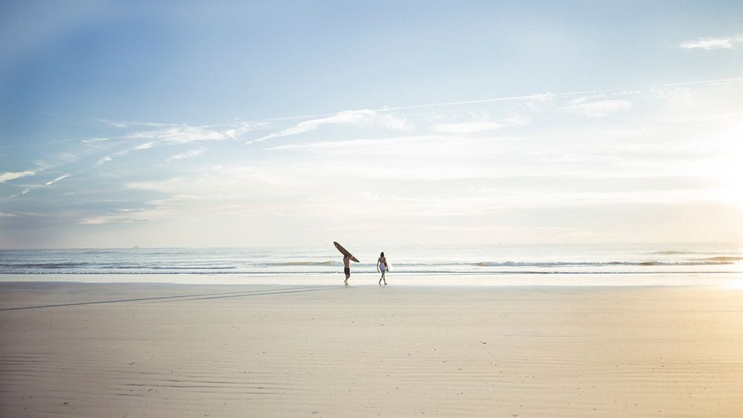 Neuken op een surfplank, op zee, voor het strand