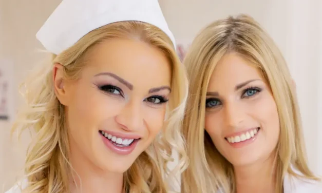 2 knappe verpleegsters hebben lesbische sex