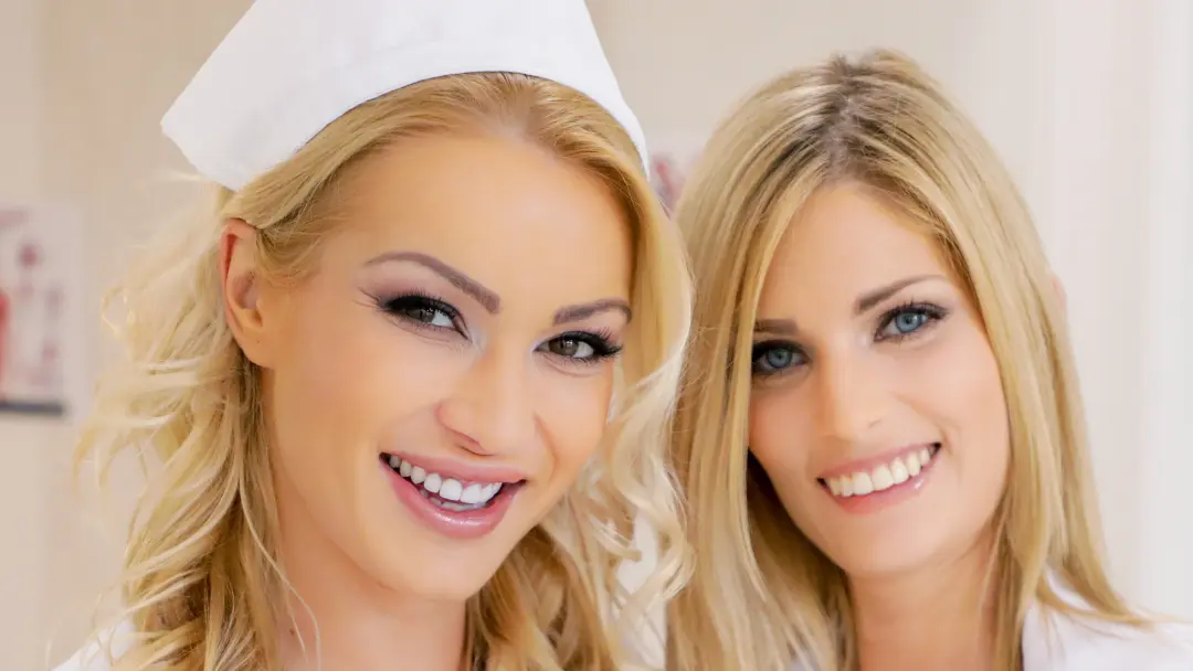 2 knappe verpleegsters hebben lesbische sex