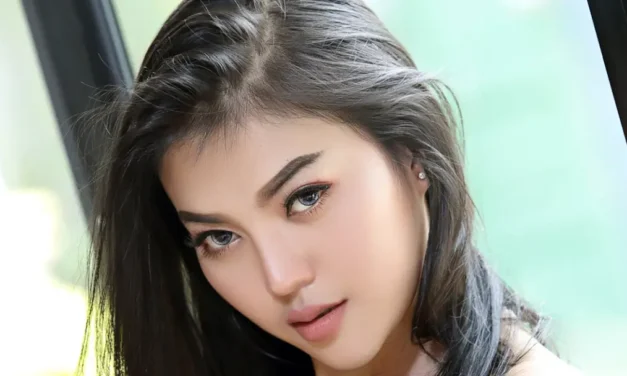 Mooie Aziatische vrouw met hele grote borsten