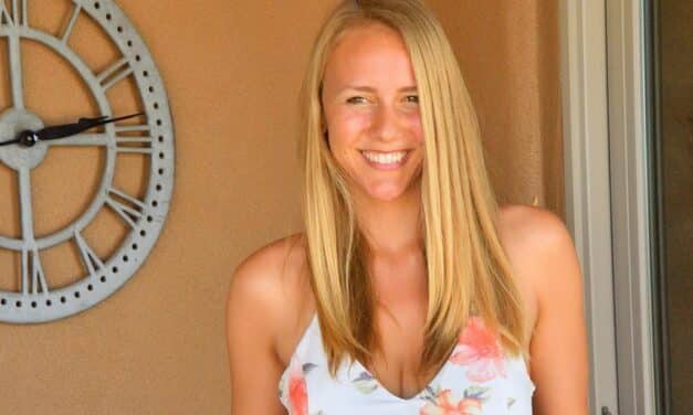 Een blik onder de zomerjurk van een knappe milf