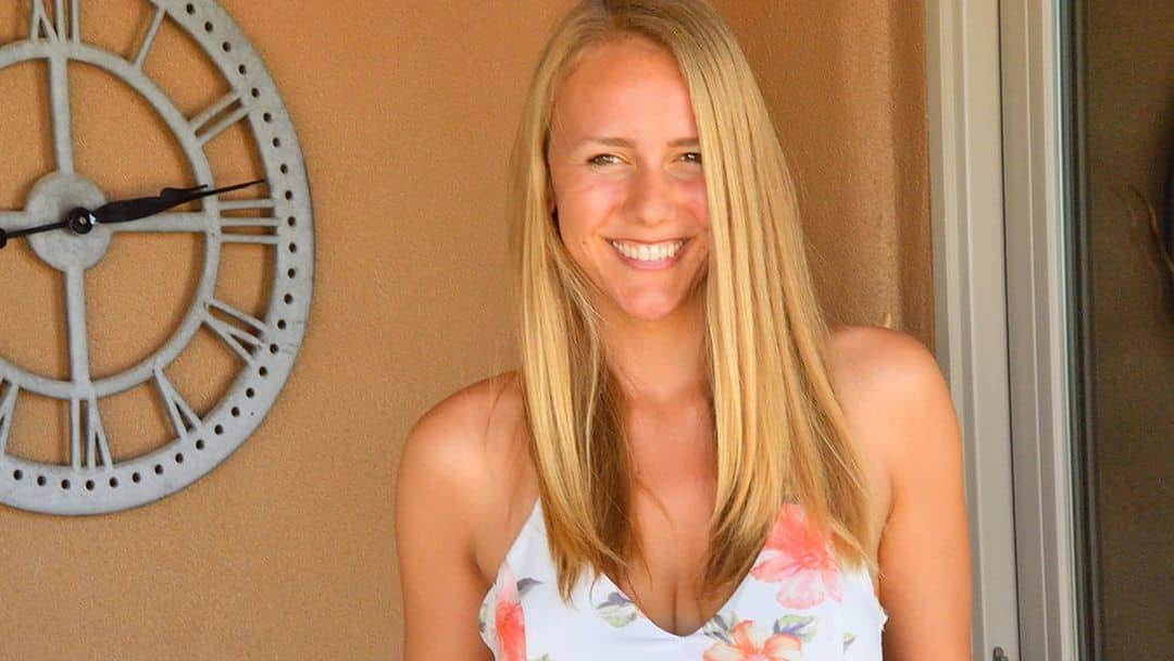 Een blik onder de zomerjurk van een knappe milf