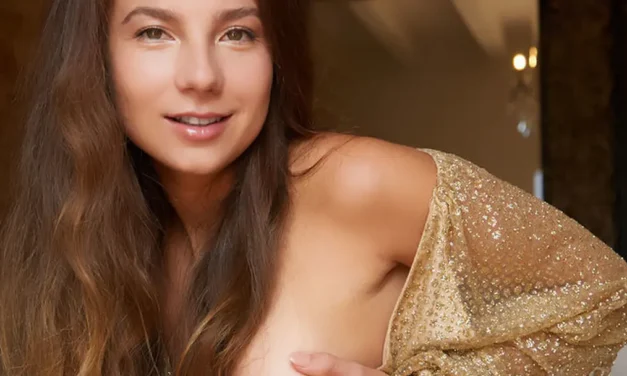 Lekkere brunette, niet topless zonnen, wel naakt op het internet