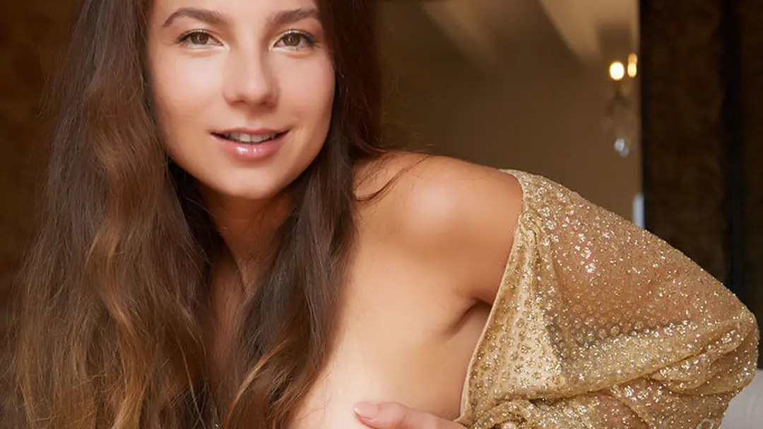 Lekkere brunette, niet topless zonnen, wel naakt op het internet