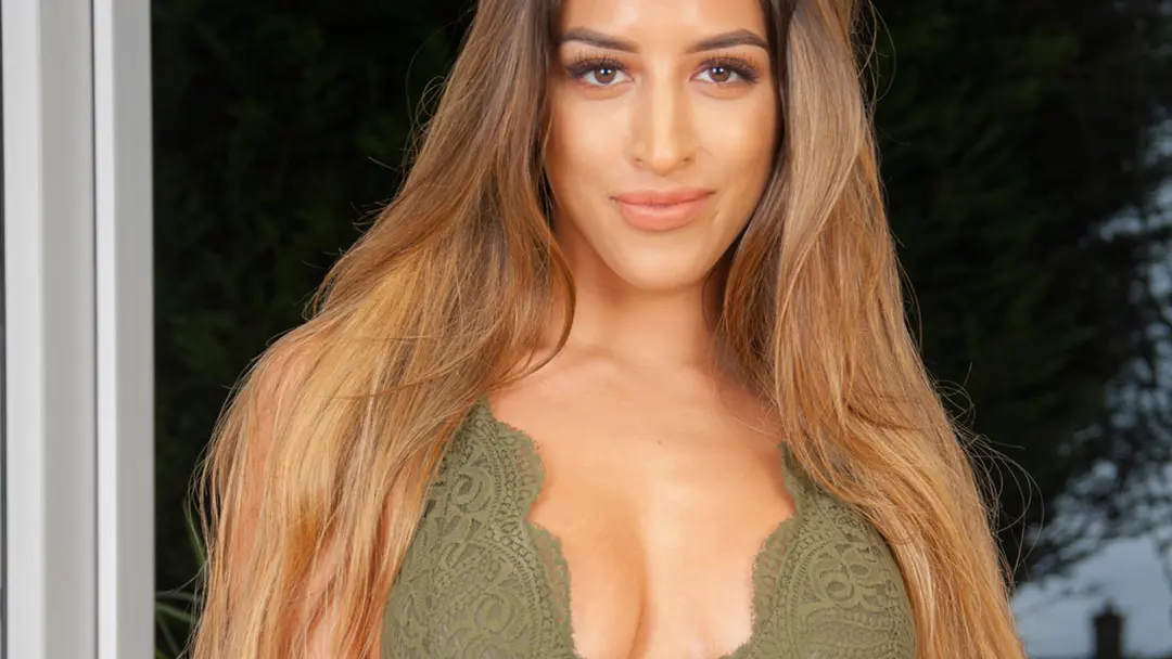Alexa Campbell, een sexy groene body en mooi lang haar