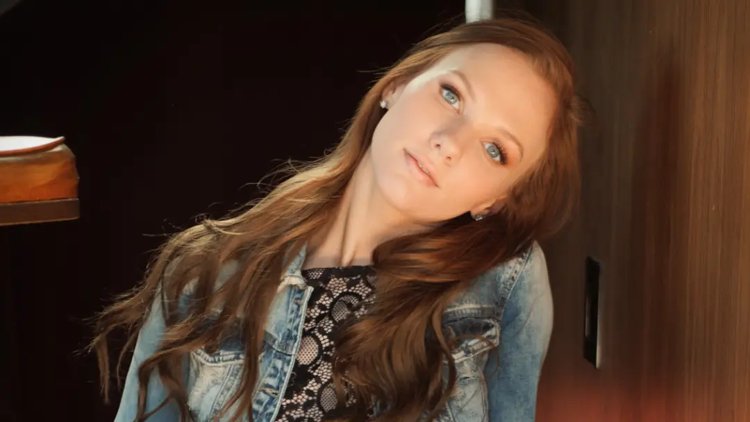 Sydney Shafer, stoere chick gaat naakt