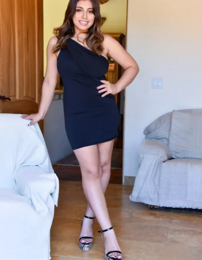 Ella Knox, geile latina huisvrouw in een strak jurkje