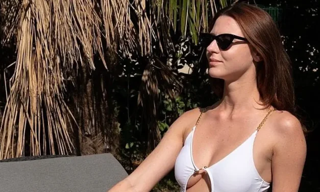 Liana Luck in een sexy wit badpak en naakt