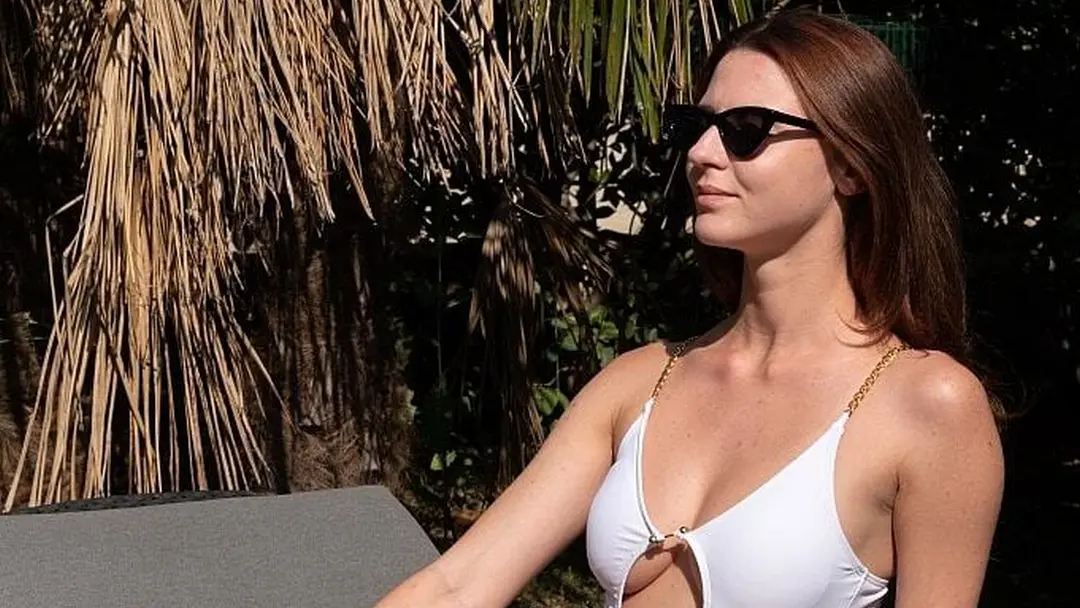 Liana Luck in een sexy wit badpak en naakt